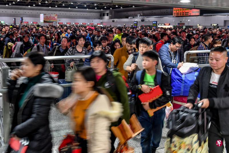 昨天凌晨零时14分，中国铁路广州局集团公司首趟春运列车K4227次从广州东站开往江西南昌，旅客纷纷进入月台准备乘车。（中新社）