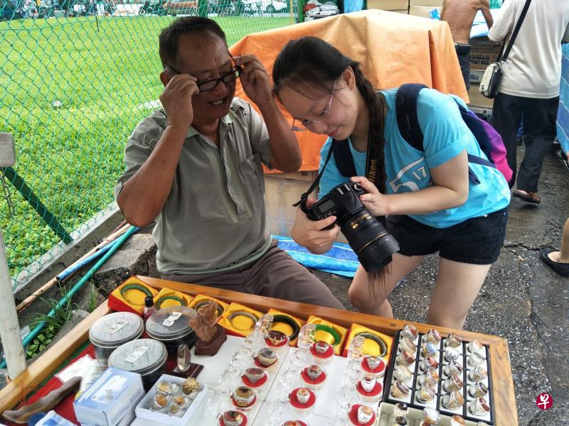 周轩乐随摄影队一同到结霜桥旧货市场拍摄，捕捉即将消逝的生活面貌。（张荣摄）