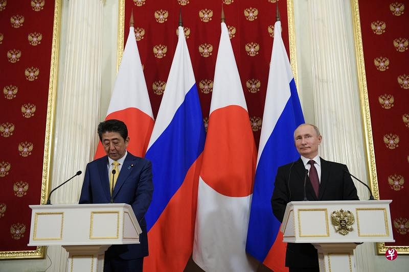 日本首相安倍晋三（左）与俄罗斯总统普京（右）1月22日举行会谈（路透社）