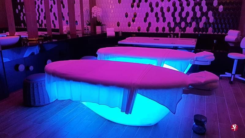 Away Spa色调强烈，灯光夺目。（陈宗耀摄）