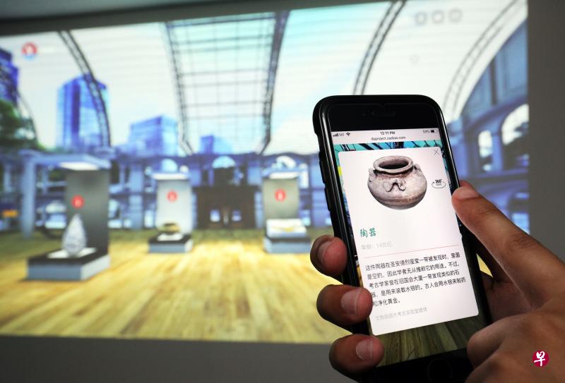 配合新加坡纪念开埠200年推出《新加坡前传》系列，透过3D虚拟博物馆等多媒体方式，探索新加坡鲜为人知的历史片段。图为虚拟博物馆呈现一个在圣安德烈座堂附近出土的14世纪陶器。（林泽锐摄）
