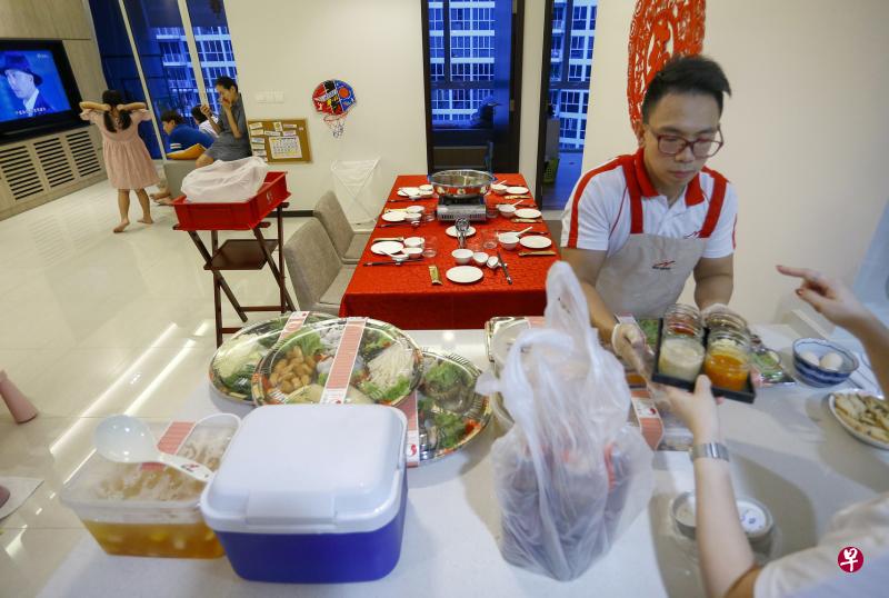 卢诗敏预定的火锅外卖服务，有专人登门送上食材和摆设餐桌，让她轻松在家吃团圆饭。（特约摄影林琬清）