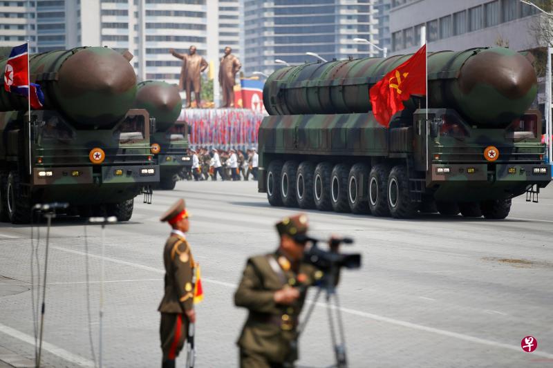 美国拟在日本部署洲际弹道导弹追踪雷达，被认为是要应对可能对其构成威胁的中国、俄罗斯及朝鲜。图为朝鲜2017年4月15日在金日成冥诞105周年举行盛大阅兵仪式上展示洲际弹道导弹。（路透社）