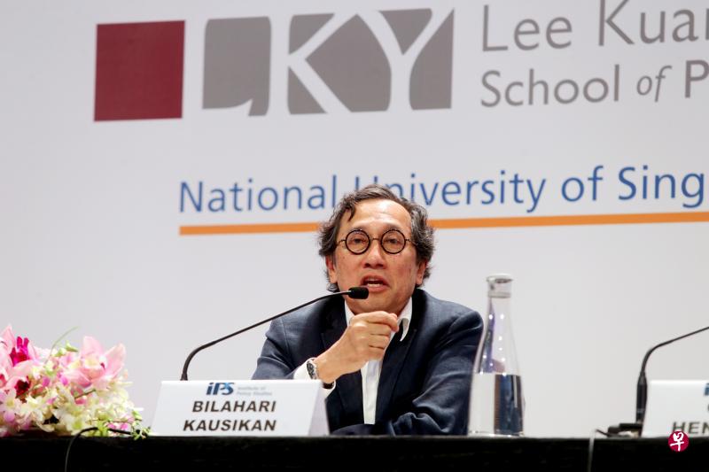 外交部前常任秘书比拉哈里昨天发表演讲，指“新加坡必须在立足于东南亚的同时，把视野放远到东南亚以外”。（严宣融摄）