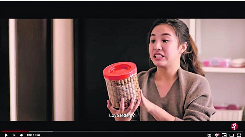 在“From Ma, With Love”的短片里，其中一人发现母亲“塞”进行李箱的年饼，感觉无所适从。（视频截图）