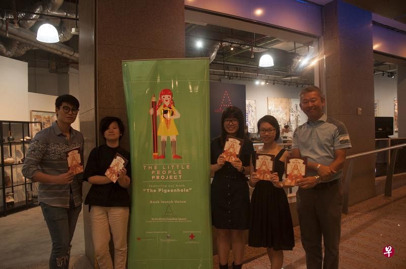 小小人组织成员在绘本《致世界》发布会上留影。（作者提供）