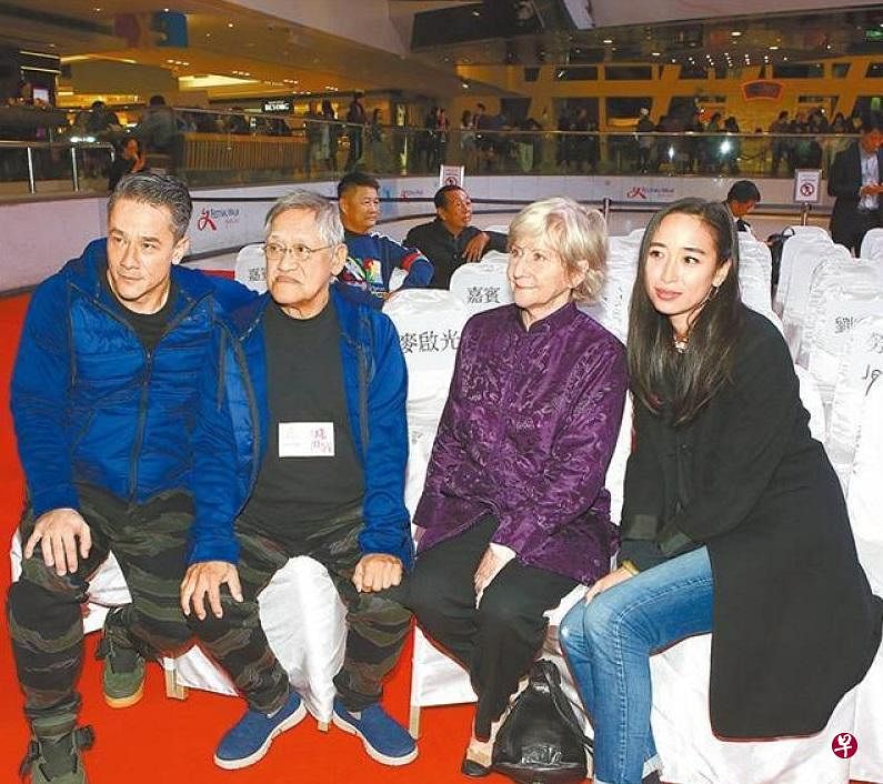 吴耀汉新戏上映，太太、儿子吴嘉龙及其女友现身撑场。（取自网络）