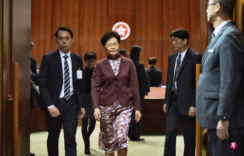 香港特首林郑月娥昨天在立法会被议员问到她要等民望多低才会下台。（香港中通社）