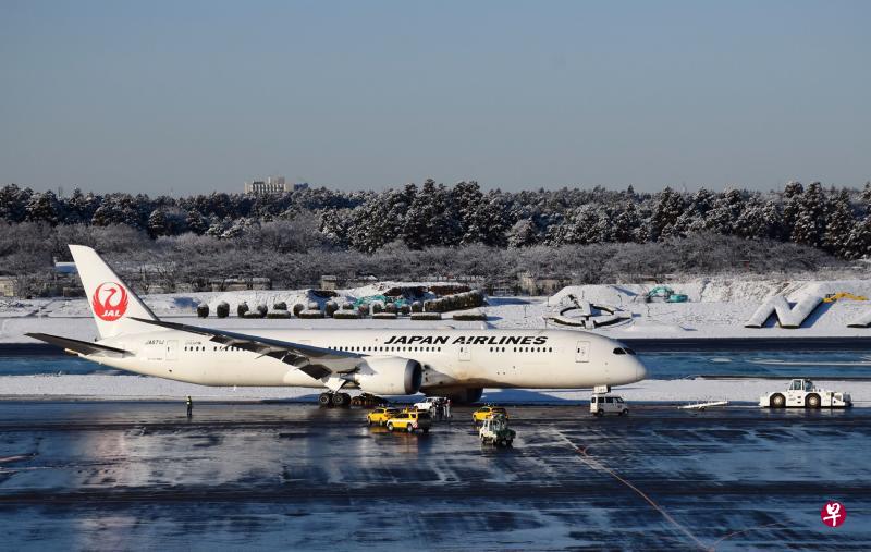 一架日本航空客机在成田机场着陆后脱离跑道，滑轮脱落，导致飞机无法移动，所幸无人受伤。（法新社）