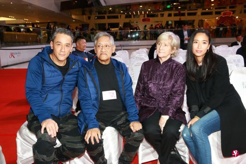 吴耀汉（左二）跟太太（左三）、儿子吴嘉龙（左一）及儿子女友出席《如珠如宝》首映。（微博图）