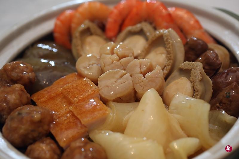 盆菜食材丰富，是近年来深受欢迎的年菜。（档案照）