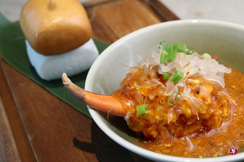 招牌菜——辣椒柚子蟹钳拼金枕头。