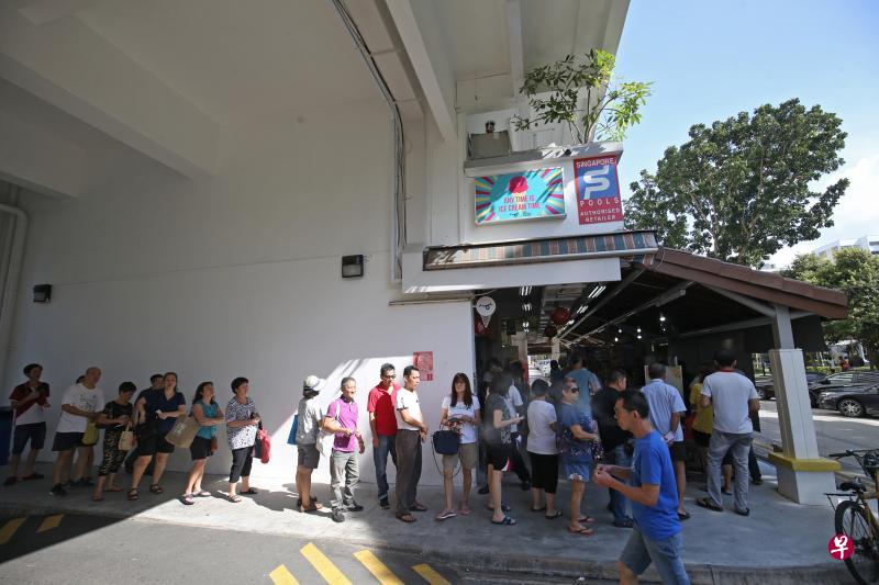 团圆多多昨晚开奖前，许多公众到多次开出头奖的后港同益发投注站下注。（谢智扬摄）