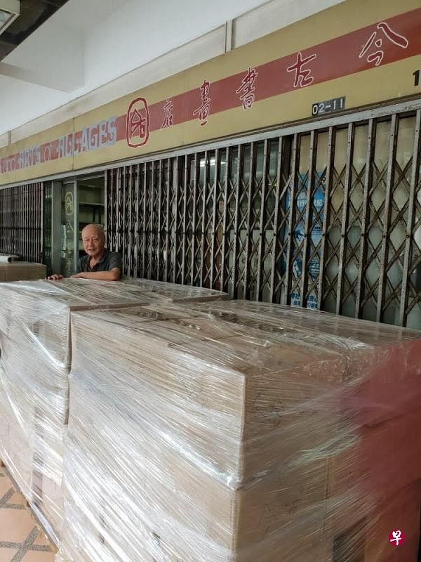 饶士复在结业后的今古书画店留影。（受访者提供）