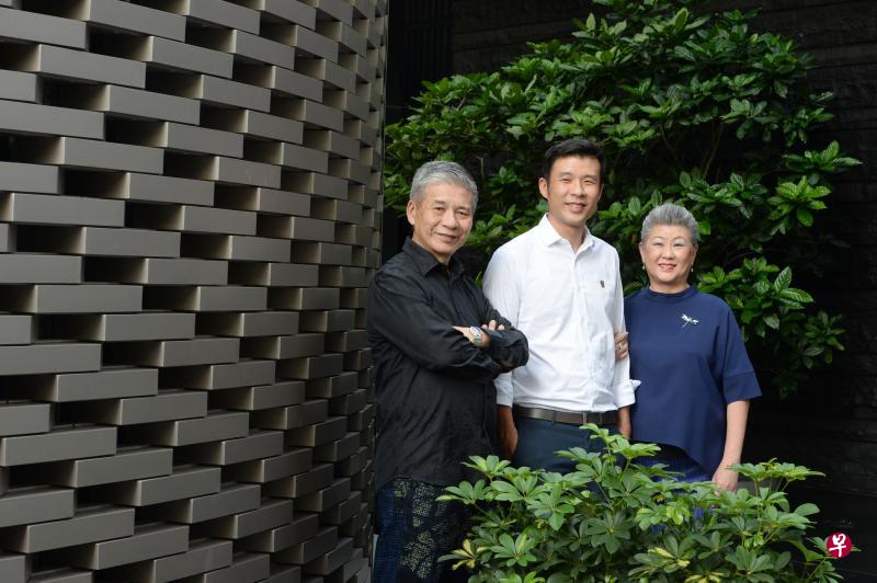 陈俊元（中）从小看着父亲陈军荣（左）与母亲叶秀瑛做生意，如今接手公司把所学运用到实际工作上。