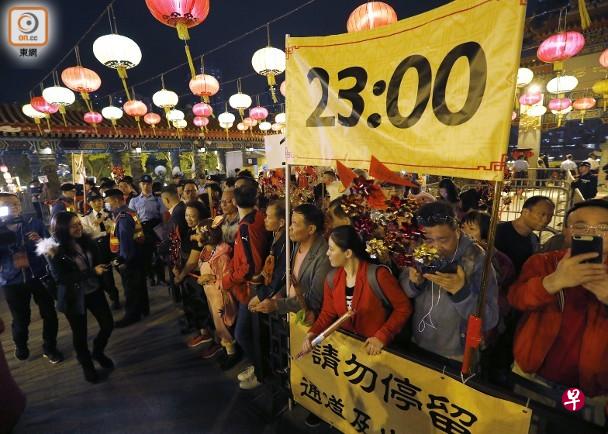 善信将分批进场上头炷香。（东森新闻网）