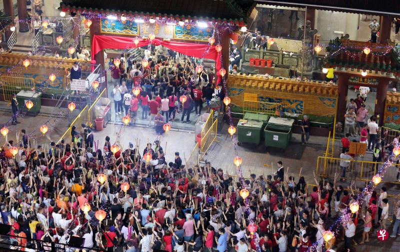 四马路观音堂争插头炷香盛况依旧，万人空巷，把观音堂挤得水泄不通。（庄耿闻摄）