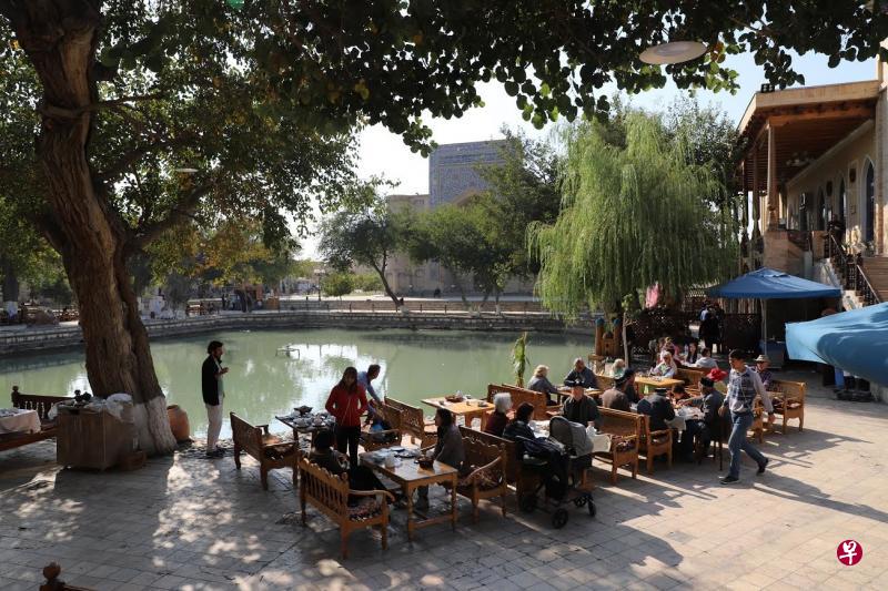 布哈拉是乌兹别克斯坦第三大城市，位于泽拉夫尚河三角洲畔，沙赫库德运河穿城而过。