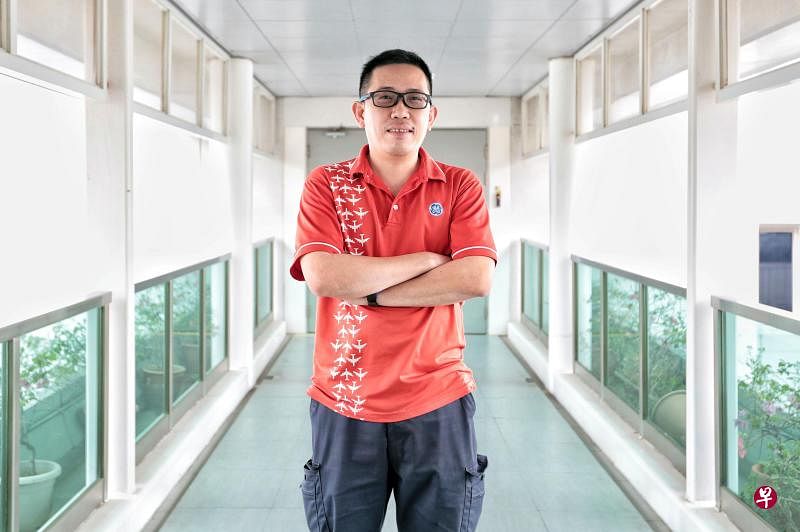 杨忠祥在工作多年之后进修提升，考取技术认证。（徐颖荃摄）