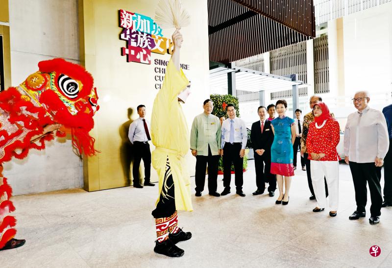 哈莉玛总统（右二）昨天出席新加坡华族文化中心和新加坡宗乡会馆联合总会联办的新春团拜，右一为宗乡总会荣誉会长兼华族文化中心主席蔡天宝，右三是文化、社区及青年部长傅海燕。（何家俊摄）