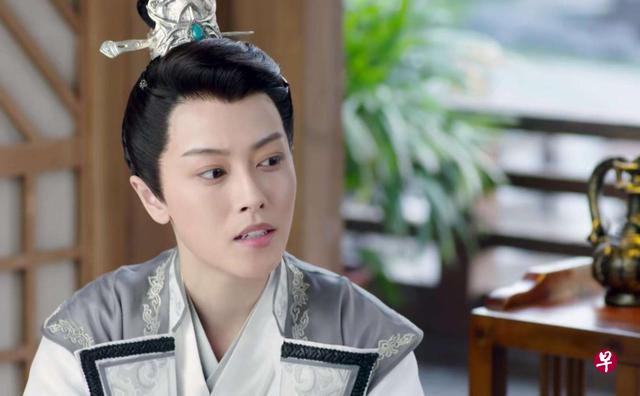 邢恩反串演美男子“莫若菲”。
