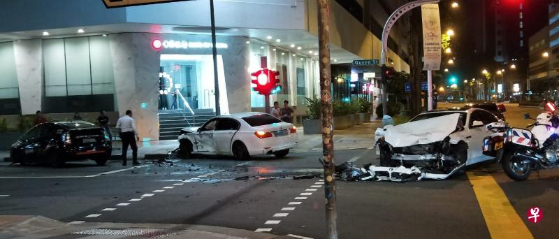 奎因街和密驼路交界处发生车祸，两辆汽车与一辆德士相撞，三人受伤送院。（读者提供）