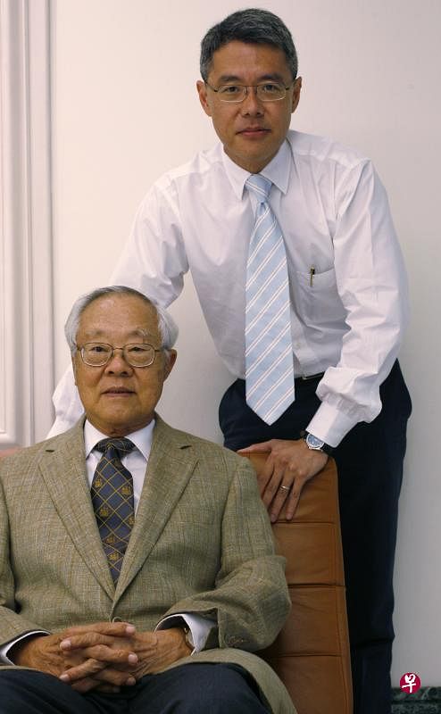 黄大梁（92岁）年轻时，喜爱打高尔夫球和园艺，晚年闲来喜欢写书法。（档案照片）