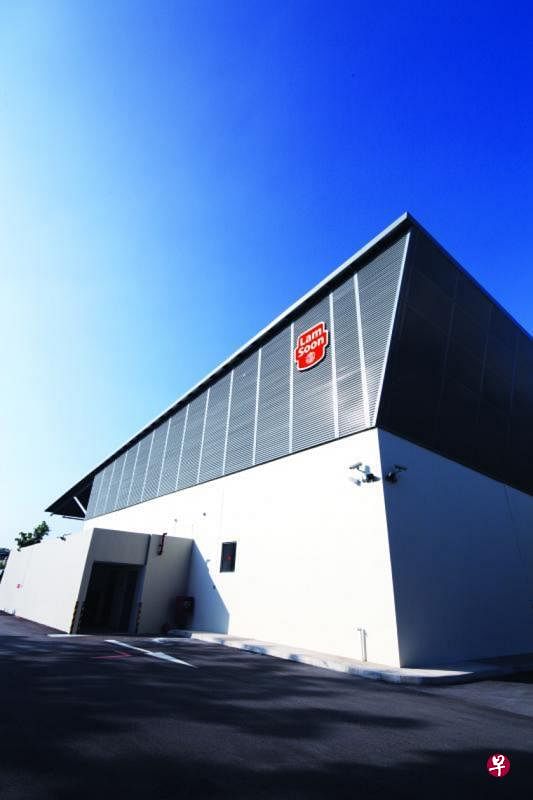 获颁建设局绿色建筑标志金奖的南顺马西岭办公楼、货仓，墙壁一半采用网墙，采光的同时也让空气流通。（档案照片）
