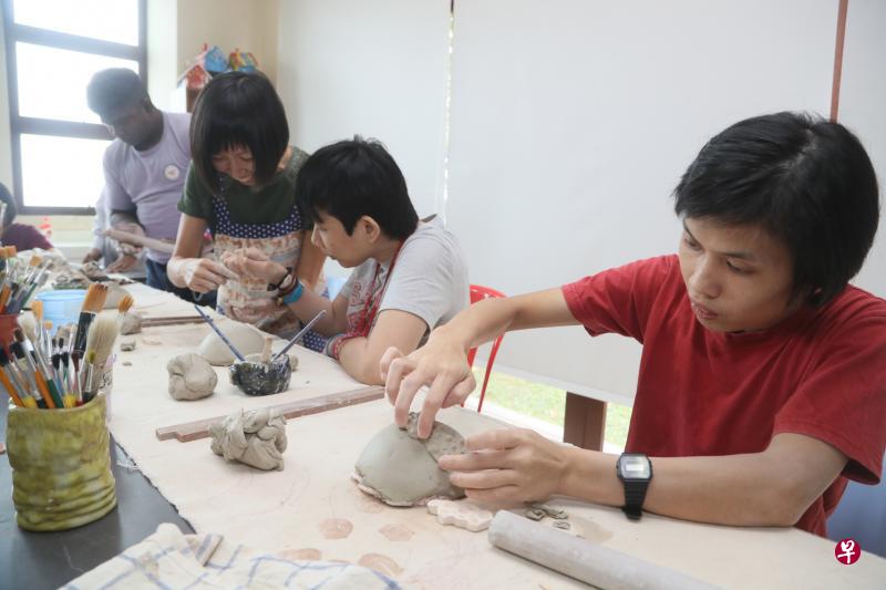 友诺士德教迟钝院每周一次请来专业导师，教导近10名居住在那里的智障者以及多动症患者制作陶瓷。其中，黄丽珍（右一）参与课程已有一年。（吴伟国摄）