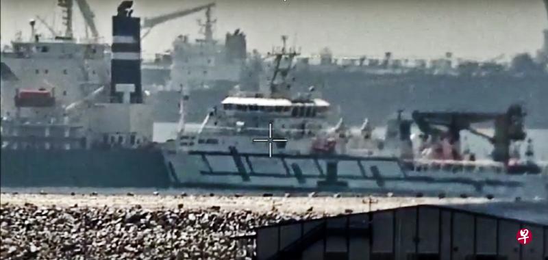 停泊在我国大士以西海域的马来西亚浮标船Polaris（右），前天与希腊散装货船Pireas（左）相撞，幸未造成人命伤亡或漏油事故。（新加坡警察部队提供）