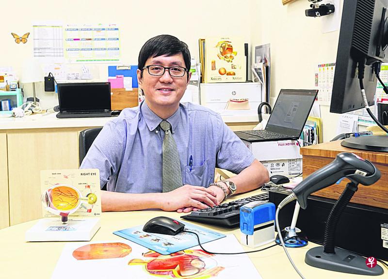 邱德拔医院眼科主任叶子超副教授说，乐龄人士容易患白内障，在烈日下最好戴上太阳眼镜，撑伞遮阳或戴帽以减少阳光对眼睛的破坏。