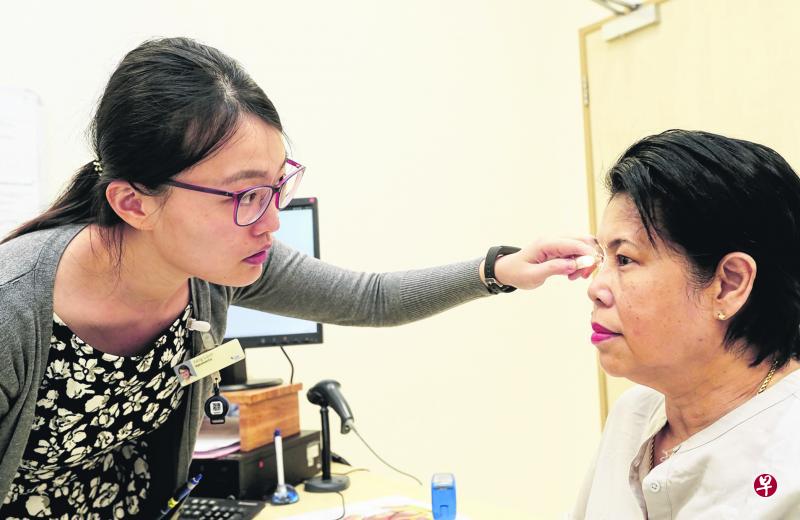 邱德拔医院视光师杨丽君用手电筒，就能照出八种眼疾。