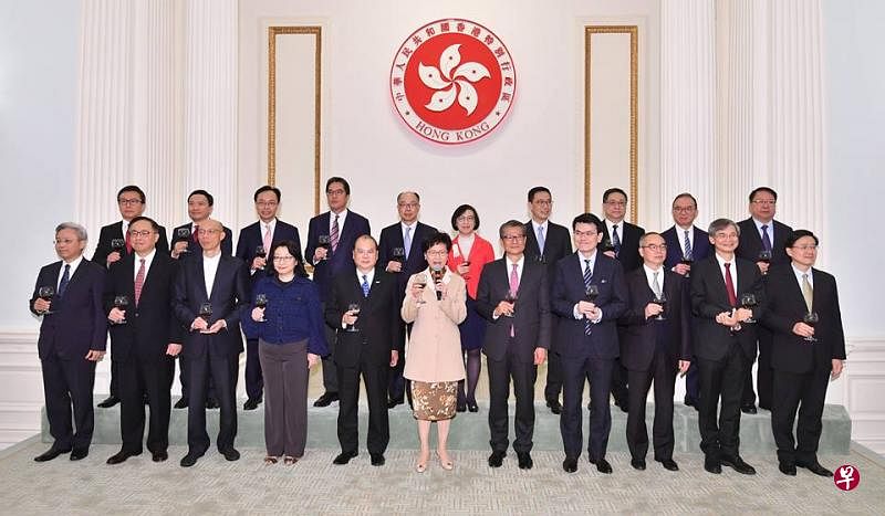 林郑月娥上载与港府官员在新春酒会的合照（取自面簿）