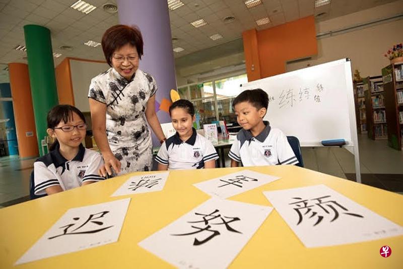 作者认为，在特选学校的华文教师，有先决条件推广华文的学习，不必因此感到畏惧。（档案照片）