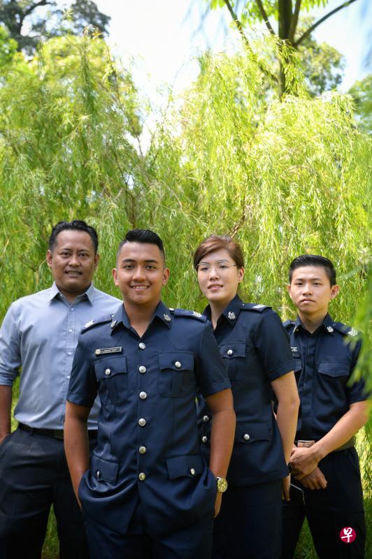 稽查员阿德里（左起）、苏非警曹、蔡玮婷警曹和白家伟警曹获贪污调查局颁发奖章。（海峡时报）