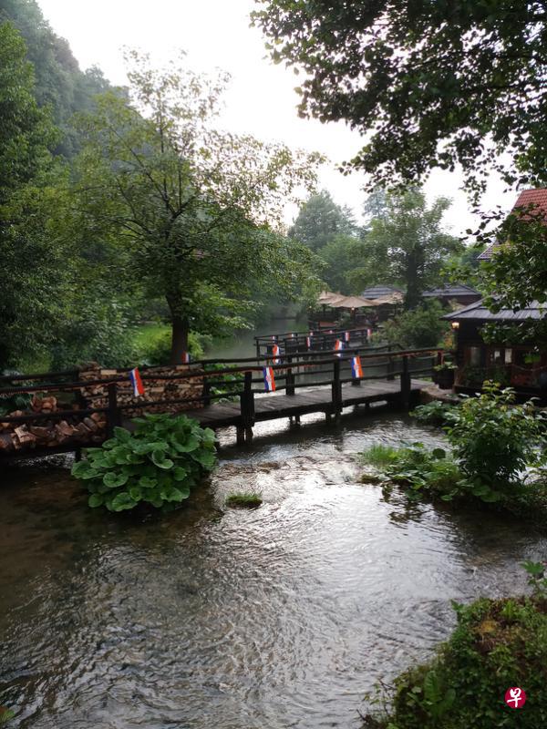 拉斯托克村庄绿荫下的水道，水声淙淙。