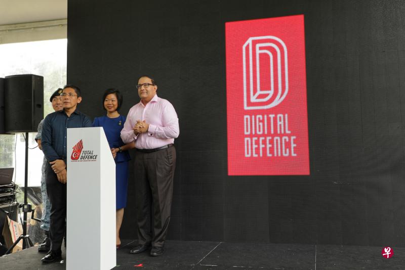 通讯及新闻部长易华仁（右一）宣布为全面防卫增设“数码防卫”（Digital Defence）这第六支柱。（林国明摄）