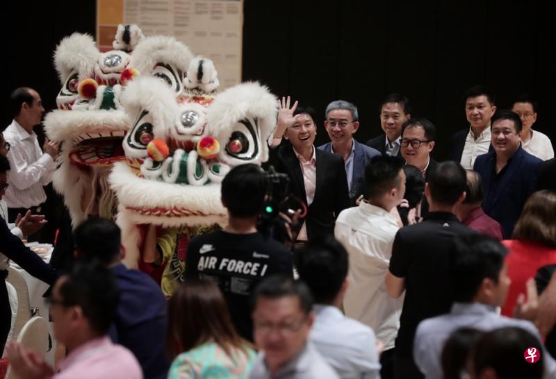 贸工部兼教育部高级政务部长徐芳达（中），2月14日到场主持家具业服务体验科技总蓝图的推介仪式。（海峡时报）