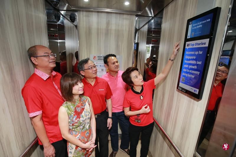 （右起）蔡厝港集选区议员刘燕玲、扎吉哈、颜金勇和余家兴（左一），以及丰加北区议员许连碹（左二），今早共同为数码屏幕的试验计划主持推介仪式。（唐家鸿摄）