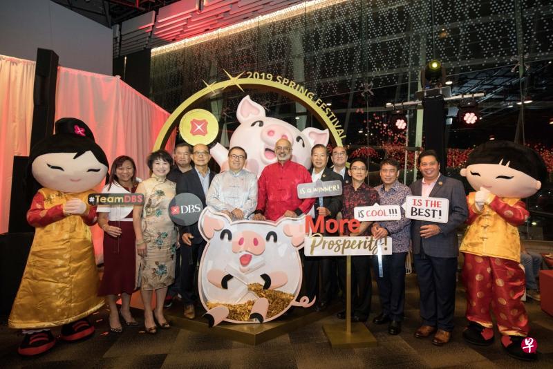 星展集团主席佘林发（左五）和总裁高博德（左六）与银行客户一同庆祝新春。（星展集团提供）