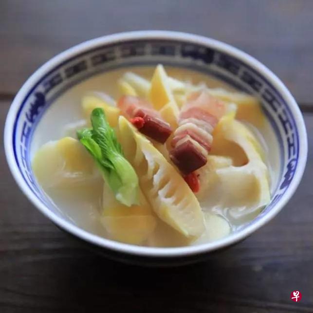 江南家喻户晓的名菜“腌笃鲜”以咸肉、鲜肉加鲜笋炖汤，贾府的火腿鲜笋汤用火腿代替咸肉，风味略有不同。（互联网）
