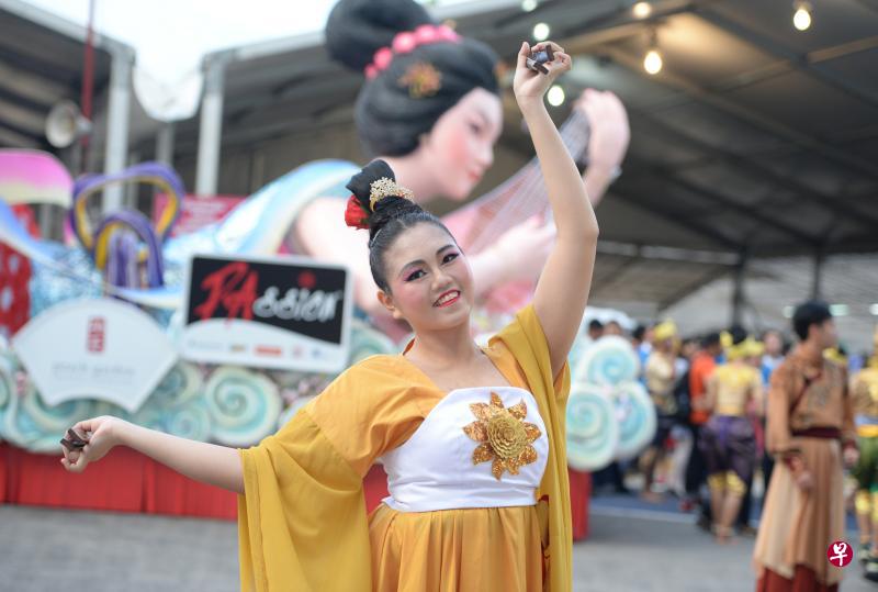 来自马来西亚的王家萱再次登上今年妆艺游行的舞台。妹妹王家心（不在图中）虽未参加正式演出，但在排练时为缺席者代舞。（潘丰源摄）