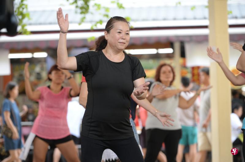 高美凤（中间者）参加印度舞舞蹈班后，发现自己腿部肌肉更结实，膝盖也不痛了。（潘丰源摄）