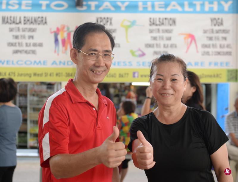 高美凤与同伴对活跃乐龄活动所主办的健身舞蹈班赞不绝口。（潘丰源摄）