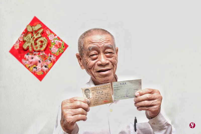 周建东靠报贩工作养大三男两女，还有13个孙辈，现在派报是为了与相识数十载的老顾客维系感情。（特约陈福洲摄）