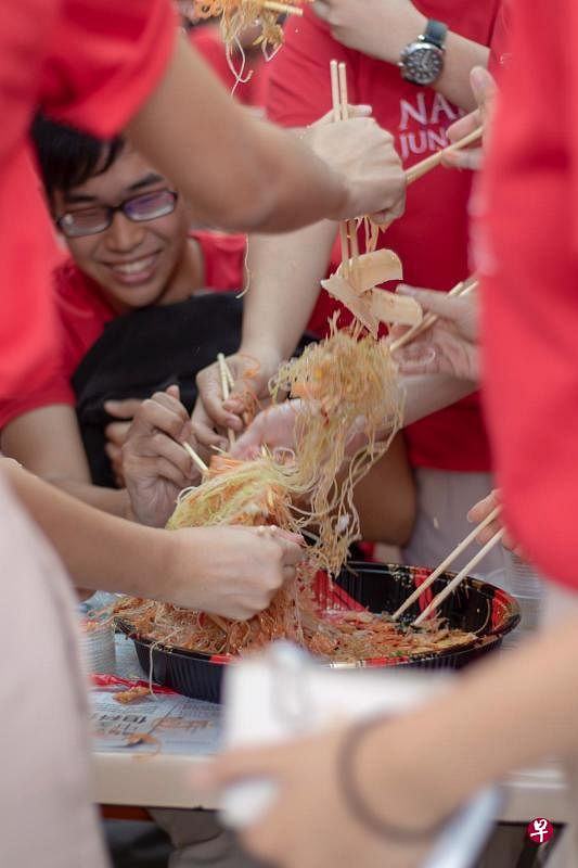 师生捞鱼生，新年捞个好彩头。（图片由南初提供）