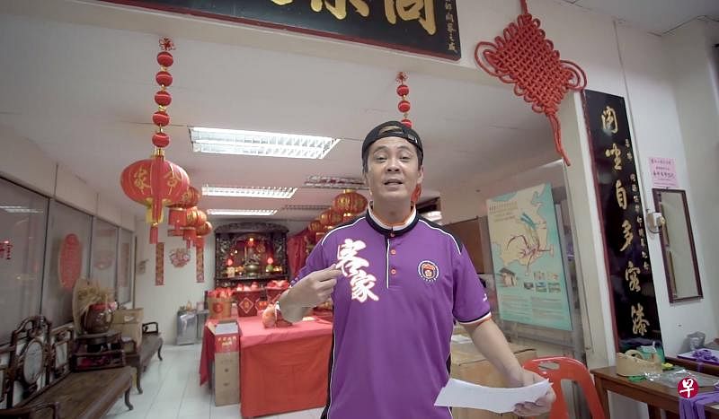 曹国辉在面簿上亲自穿上五帮游神衣做宣传。（视频截图）