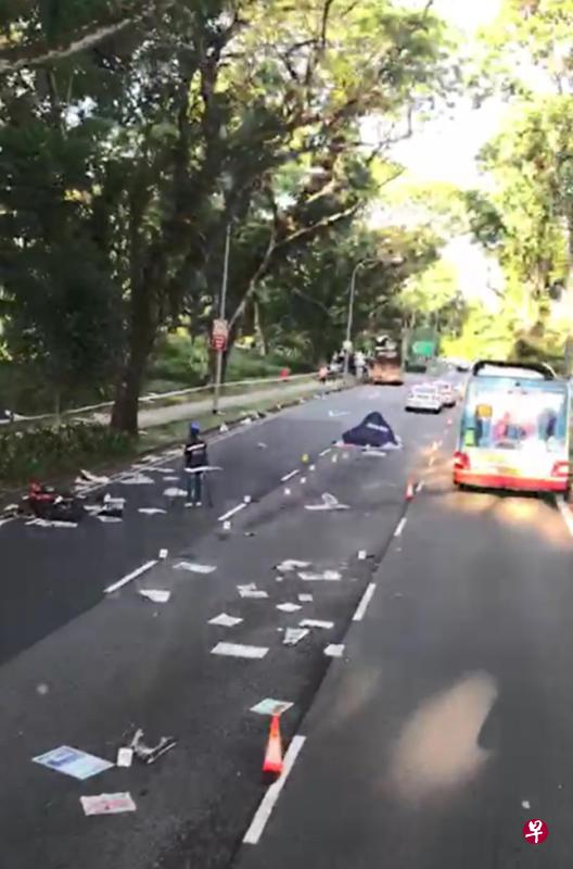 死者相信被拖行至少10米，现场也可见散落一地的报纸。（读者提供）