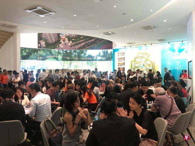 悦湖苑示范单位开放首个周末吸引近4000人前来。（龙光地产提供）