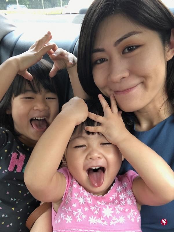 小西瓜（左）和小柠檬在每天的欢笑吵闹中学习爱惜彼此。（陈诗雨摄）